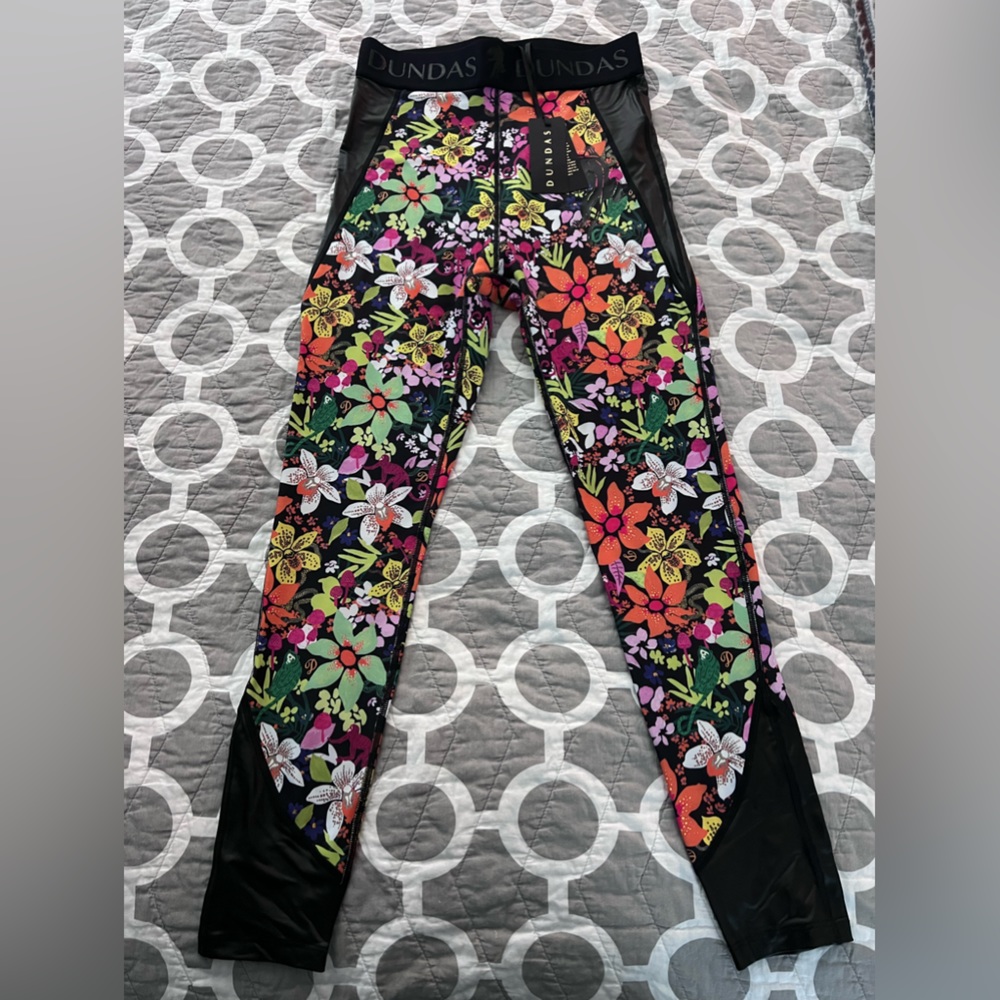 Dundas womens floral printed leggings size Medium. NWT